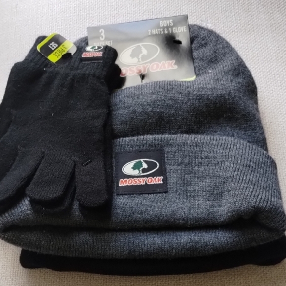 Mossy Oak Black and Gray Gloves and Beanie Set - Picture 3 of 6